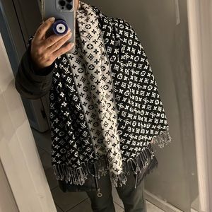 Huge scarf black and white